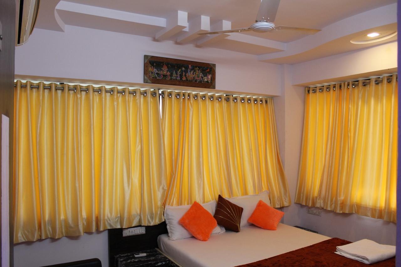 Hotel Kum Kum Adalaj ภายนอก รูปภาพ