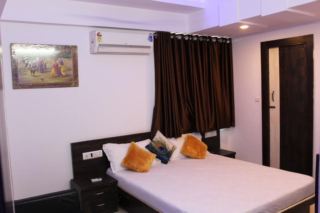 Hotel Kum Kum Adalaj ภายนอก รูปภาพ