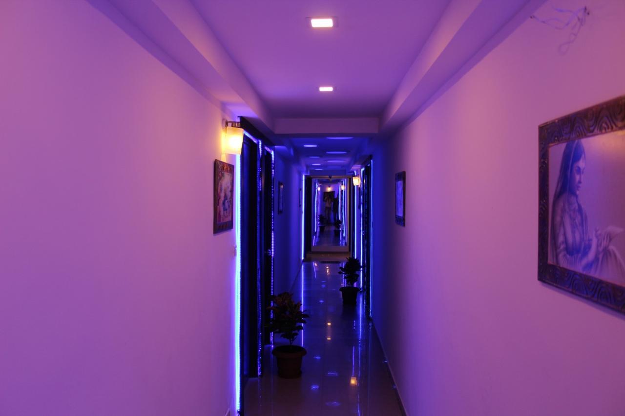 Hotel Kum Kum Adalaj ภายนอก รูปภาพ