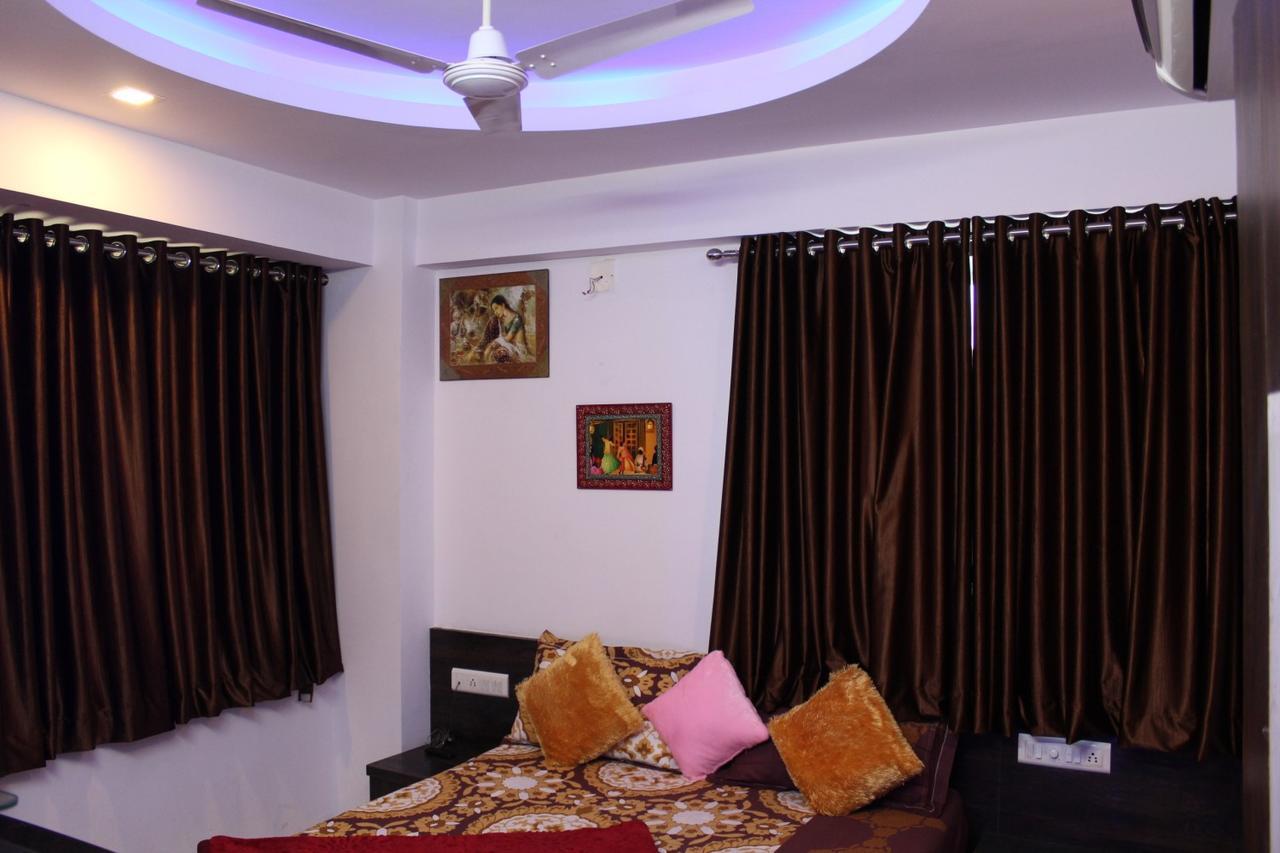 Hotel Kum Kum Adalaj ภายนอก รูปภาพ