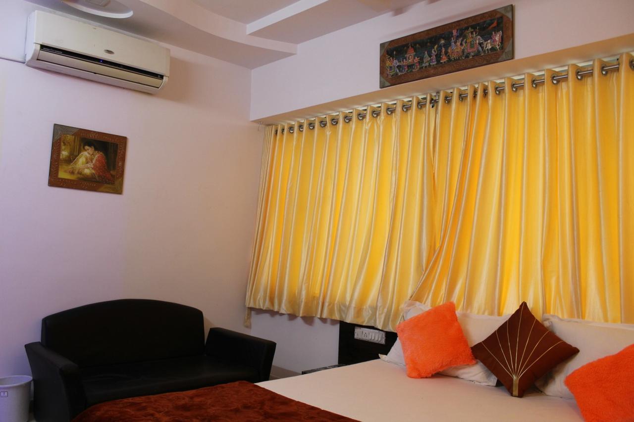 Hotel Kum Kum Adalaj ภายนอก รูปภาพ