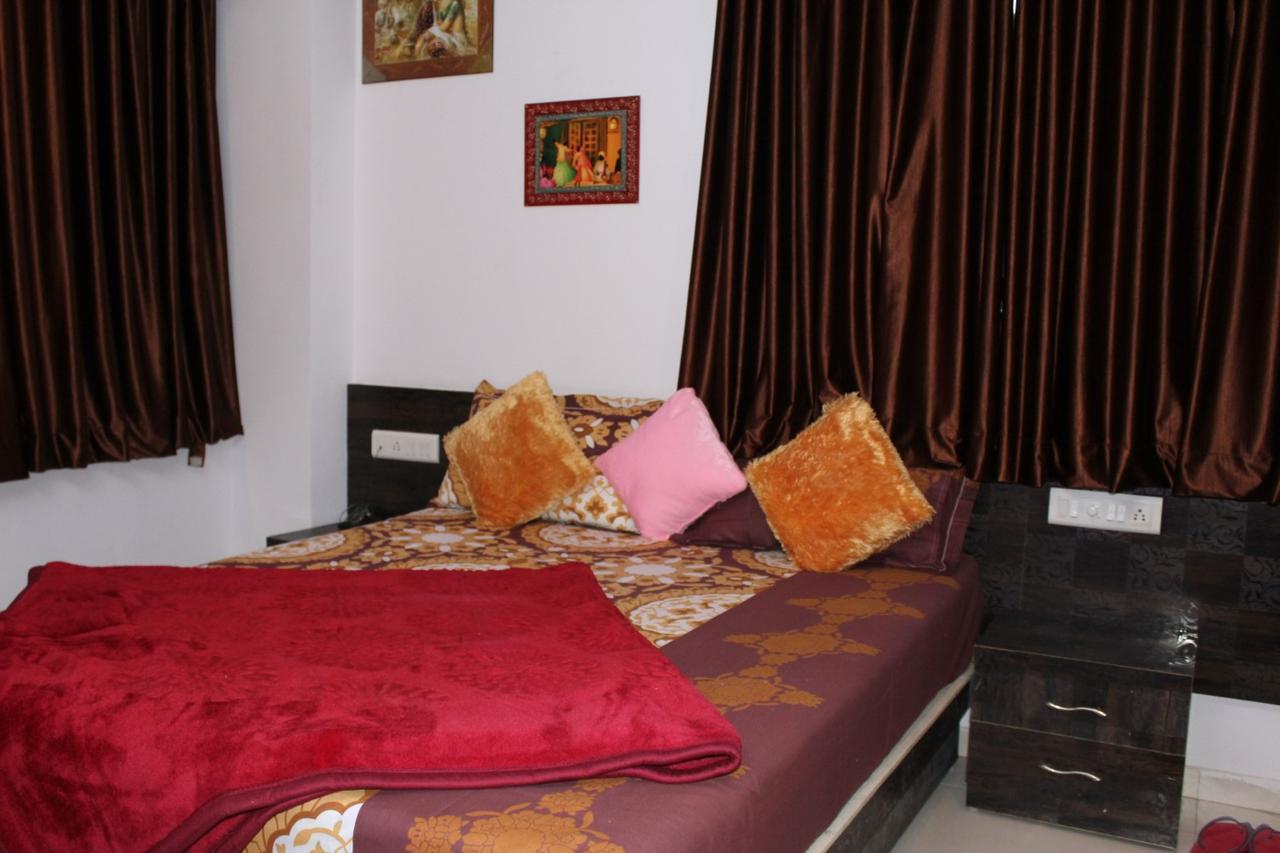 Hotel Kum Kum Adalaj ภายนอก รูปภาพ