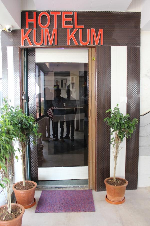 Hotel Kum Kum Adalaj ภายนอก รูปภาพ