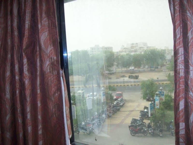 Hotel Kum Kum Adalaj ภายนอก รูปภาพ