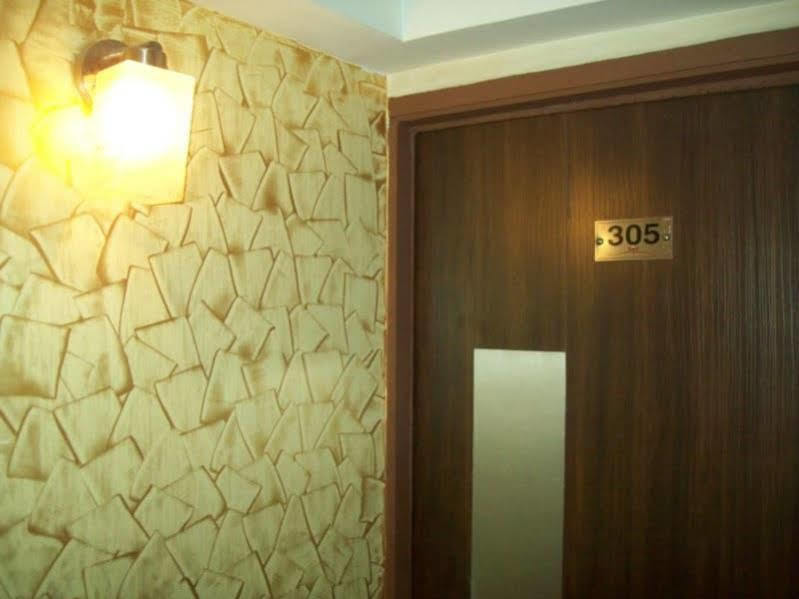 Hotel Kum Kum Adalaj ภายนอก รูปภาพ