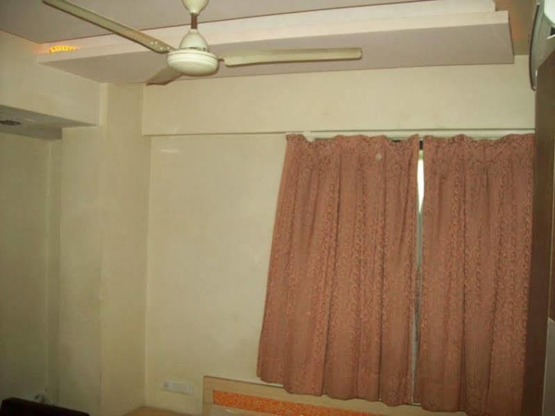 Hotel Kum Kum Adalaj ภายนอก รูปภาพ