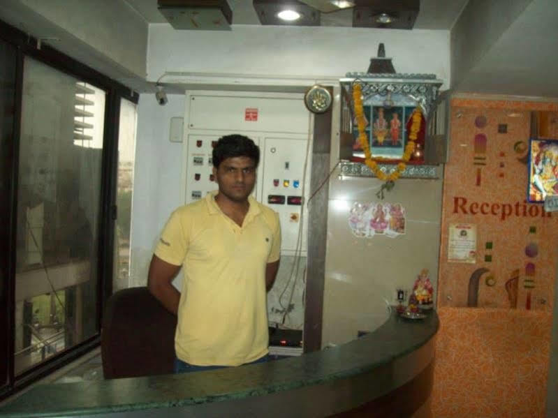 Hotel Kum Kum Adalaj ภายนอก รูปภาพ